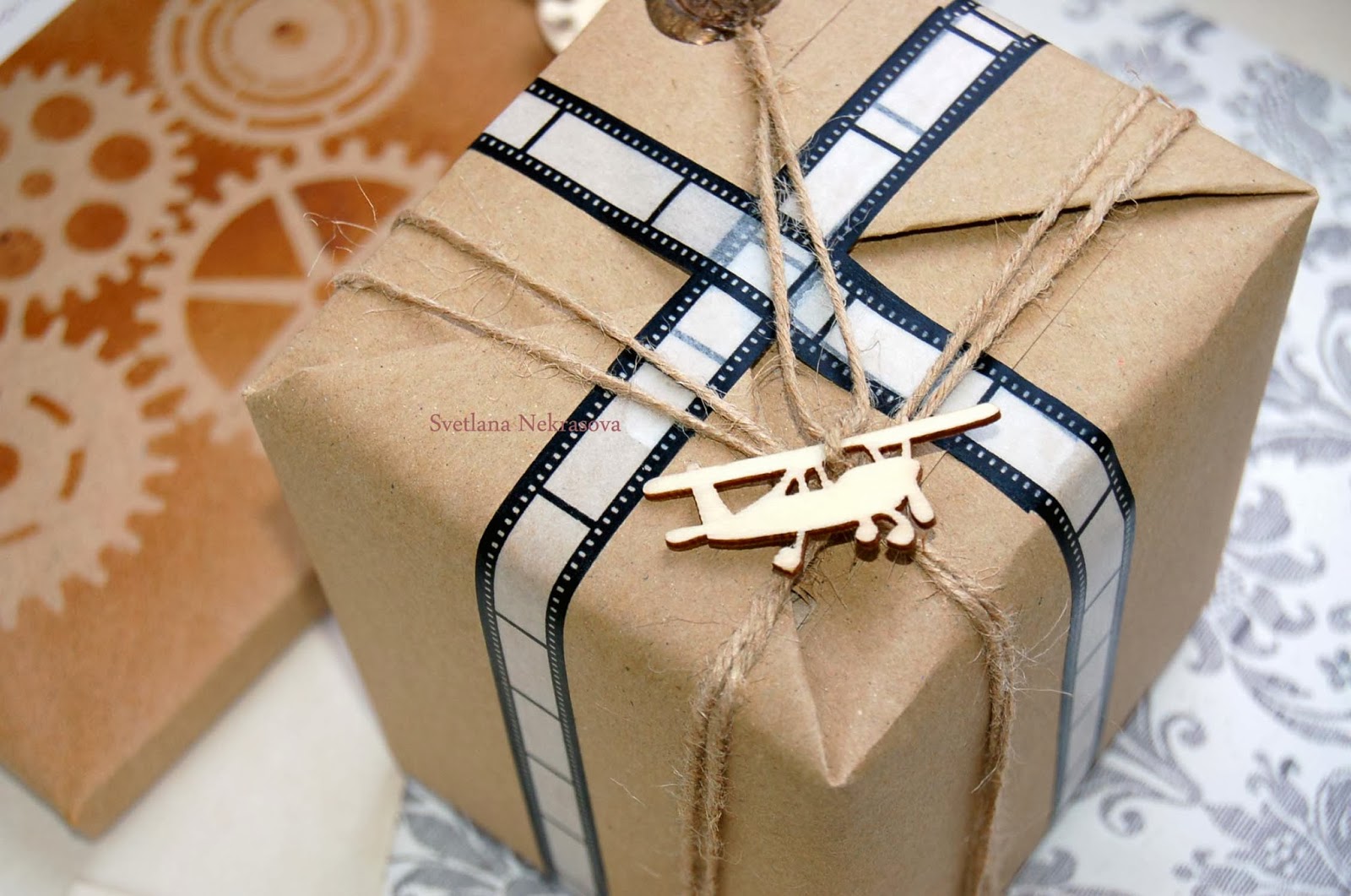 Завернуть подарок в подарочную. Оригинальная упаковка подарка. Красивая упаковка подарков. Упаковка подарка в крафт бумагу. Необычная упаковка подарка.
